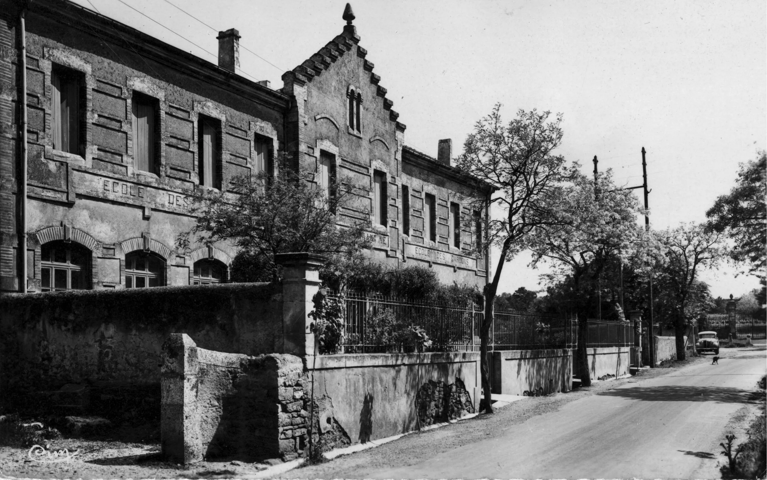 École vue en montant